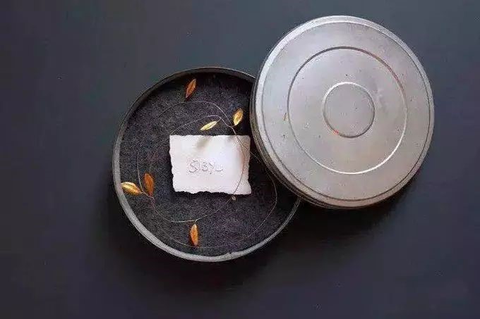 《白色謊言&mdash;&mdash;女預言家》，紙、棉線、毛線、鋁、金，Jivan Astfalck