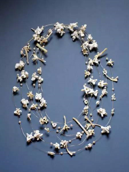 《雞骨頭》，小雞骨頭、人造珍珠、純金，Jivan Astfalck