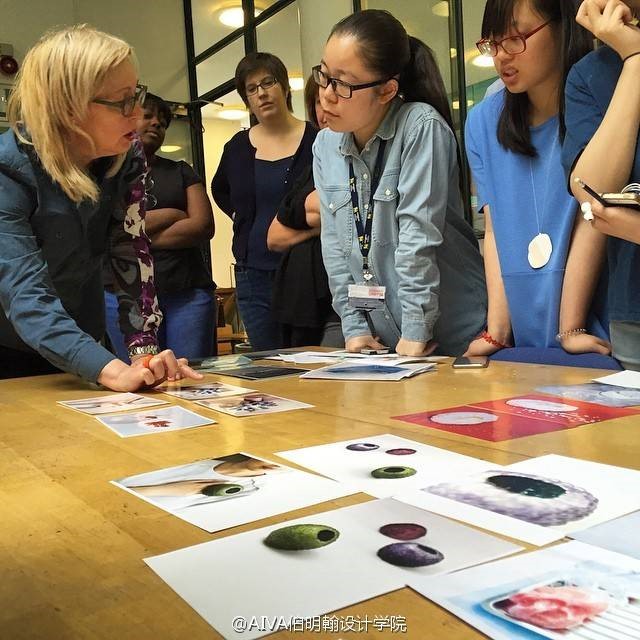 Jivan正在和學生探討作品