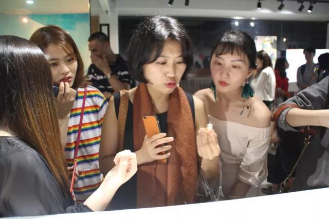 &ldquo;小設計師&rdquo;為觀眾講述作品背后的故事