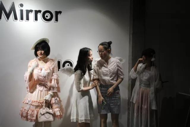 開幕式的高潮出現(xiàn)在了&ldquo;現(xiàn)場最佳著裝獎&rdquo;的評選