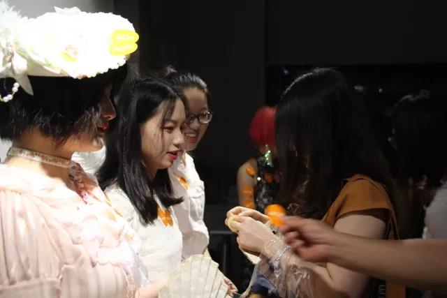 開幕式的高潮出現(xiàn)在了&ldquo;現(xiàn)場最佳著裝獎&rdquo;的評選