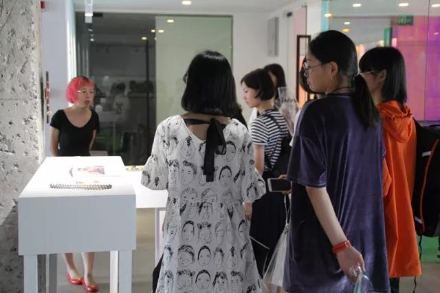 同學(xué)們對展覽作品 提出自己的問題