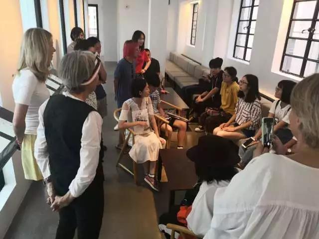 遇上了來自法國巴黎從事服裝行業(yè)的觀眾，大家一起愉快地聊天