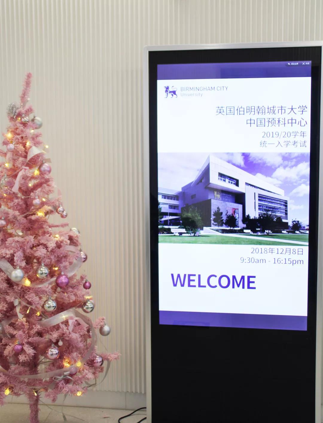 9: 30  考生陸續進場