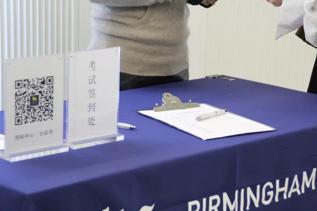 9: 30  考生陸續進場