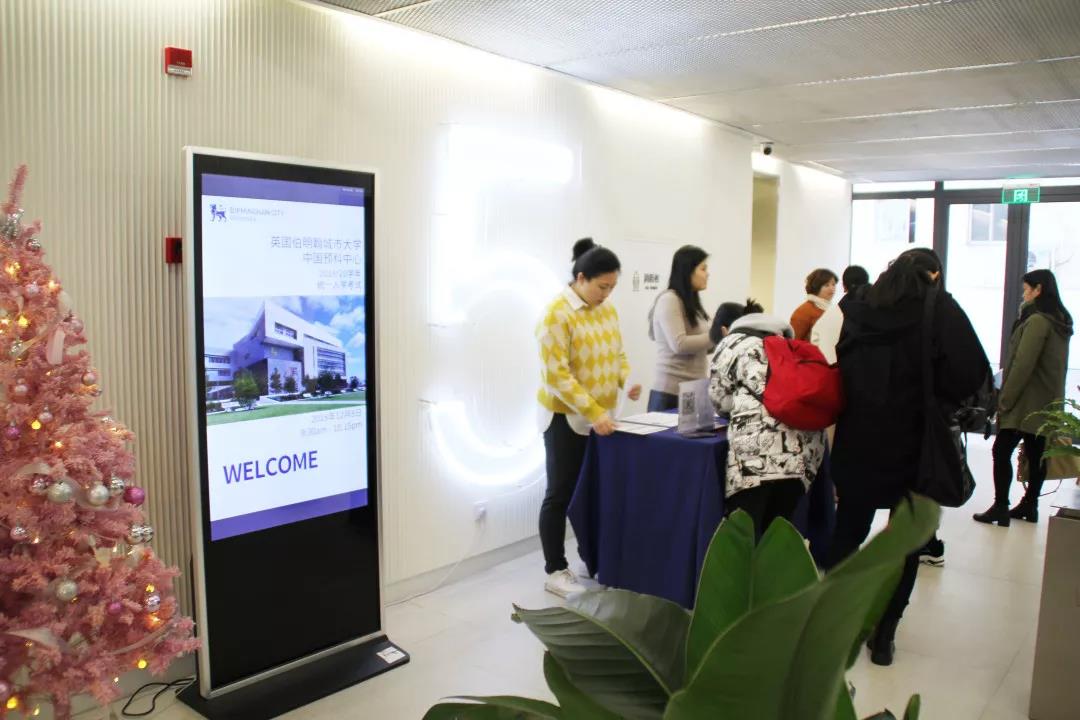 9: 30  考生陸續進場