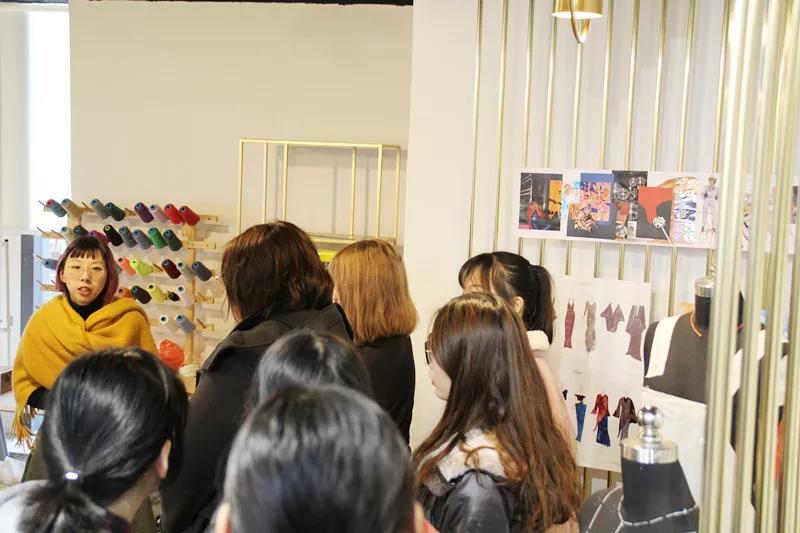 10: 10  教學主管帶領參觀學校