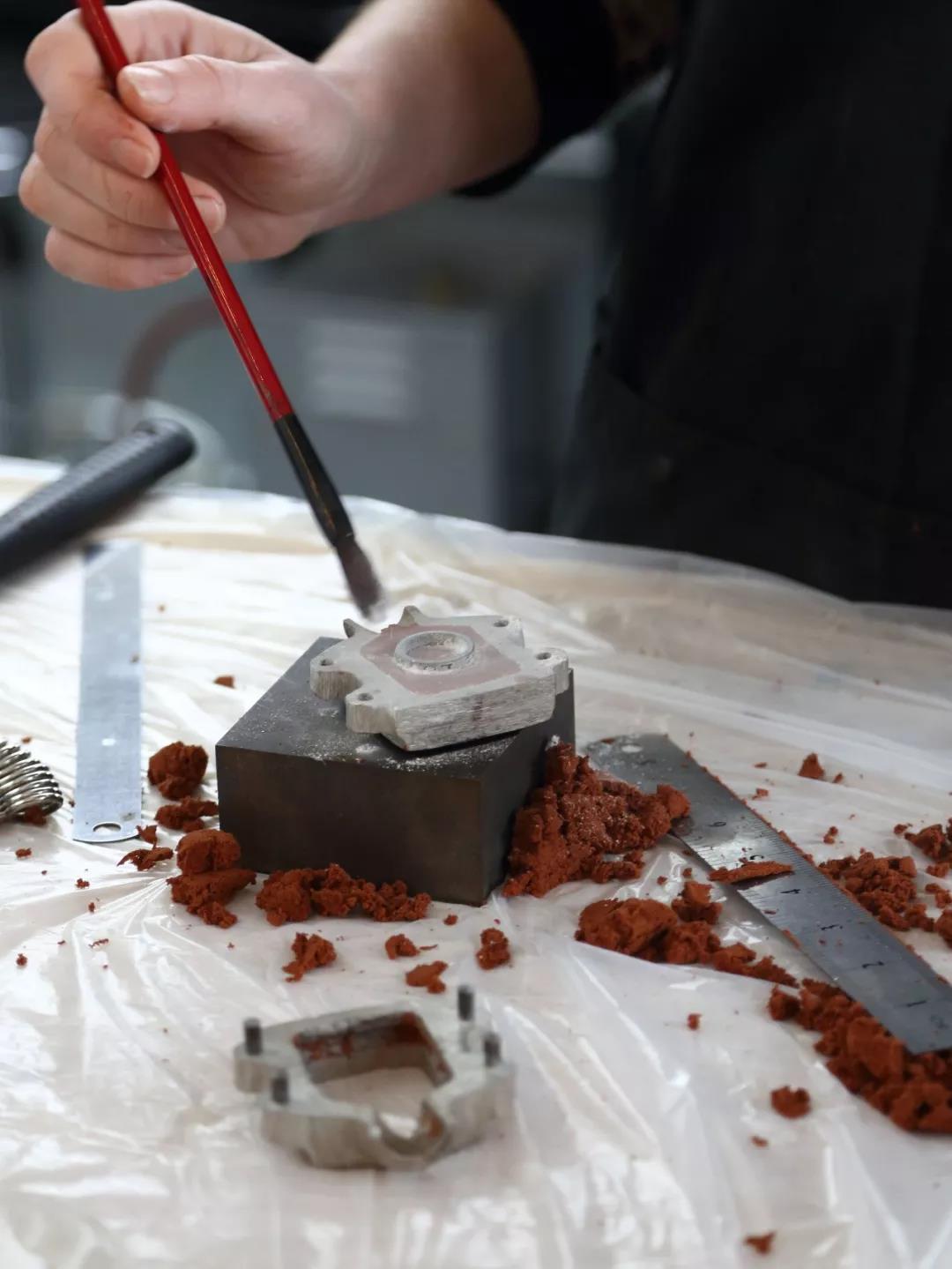 展示了她使用各種鑄造方式制作的作品