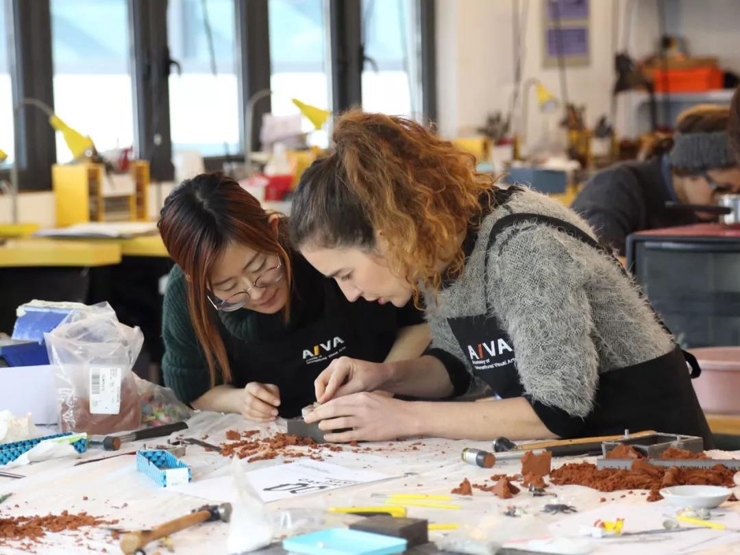 展示了她使用各種鑄造方式制作的作品