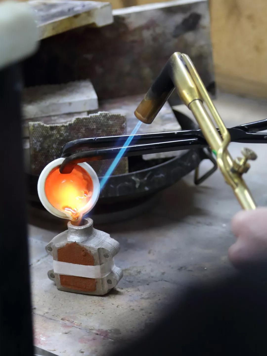 用高溫焊槍將金屬加熱成液體，再倒入剛剛制作好的砂模