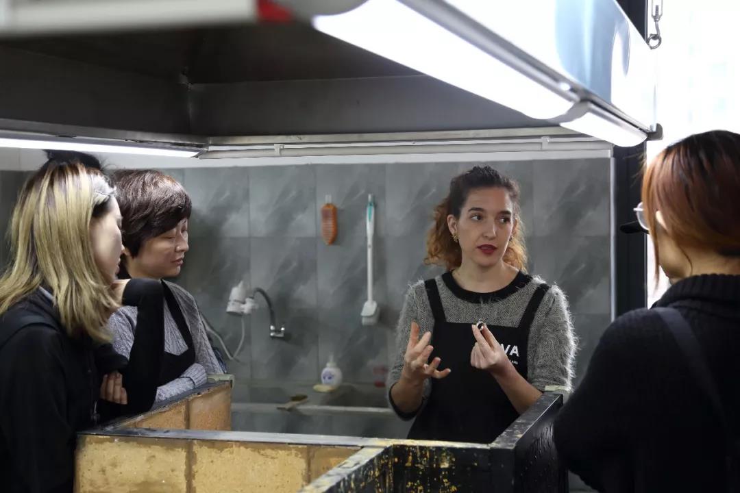 從模子里取出的半成品，還需要挫修及打磨