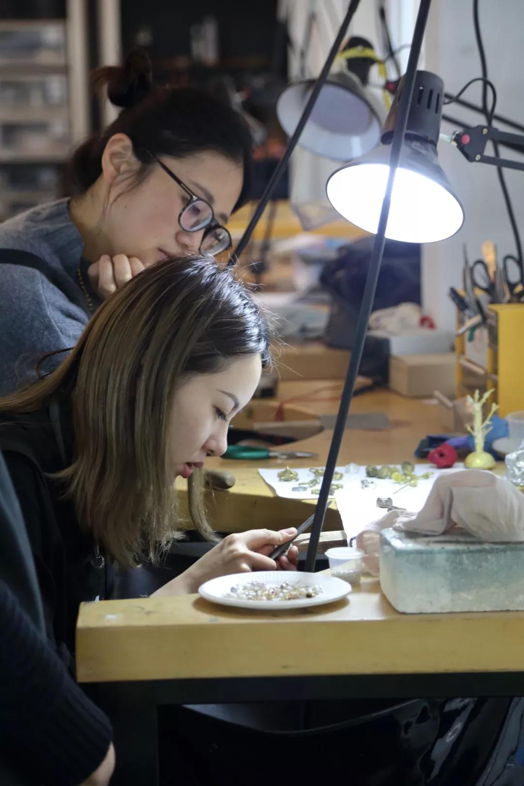 從模子里取出的半成品，還需要挫修及打磨