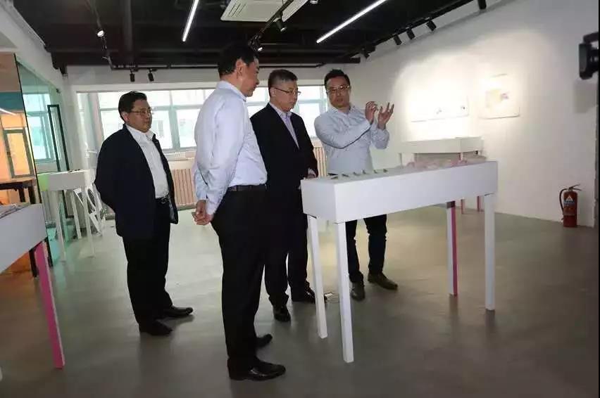 陸曉棟書記聆聽學生作品背后的故事