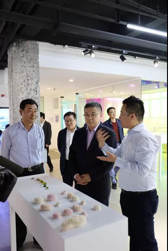 陸曉棟書記聆聽學生作品背后的故事