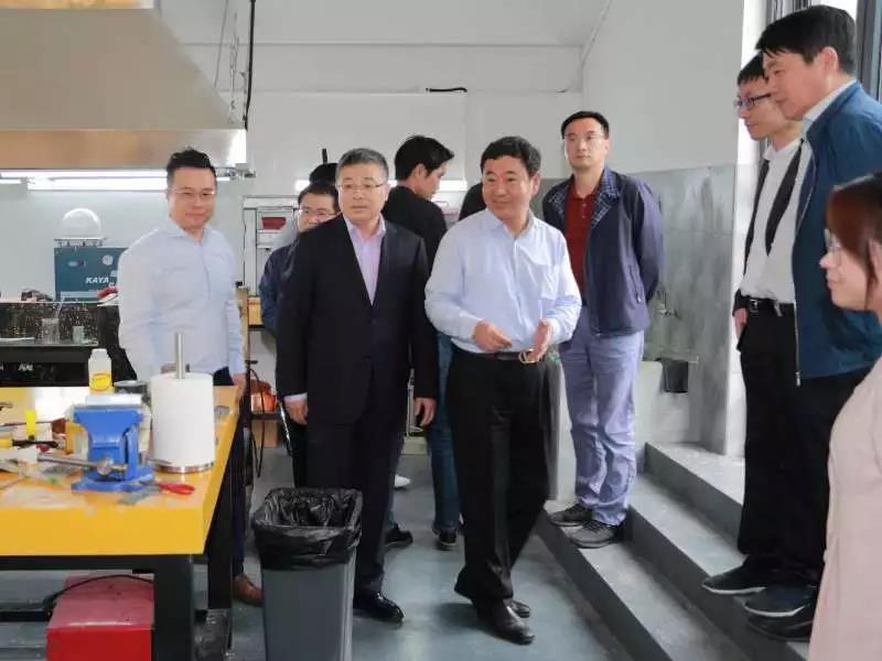 書記與領導參觀學校英國標準首飾工作室