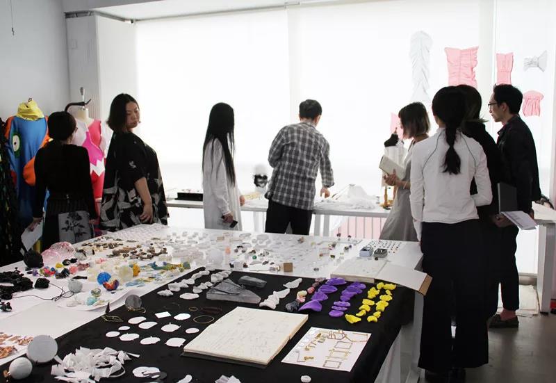 學(xué)生進(jìn)行作品演講&回答考官提問