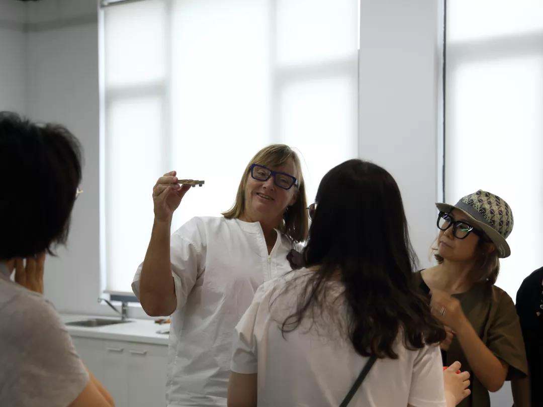 觀眾試戴Bin的首飾