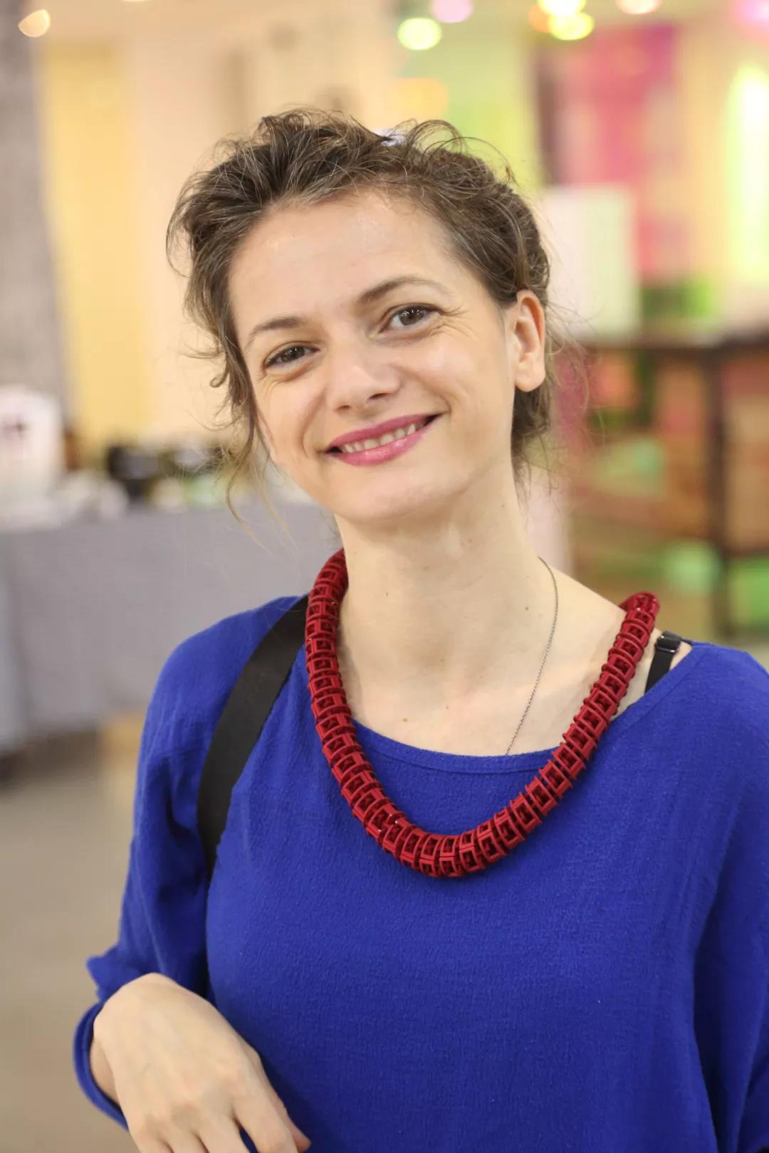 觀眾試戴Bin的首飾