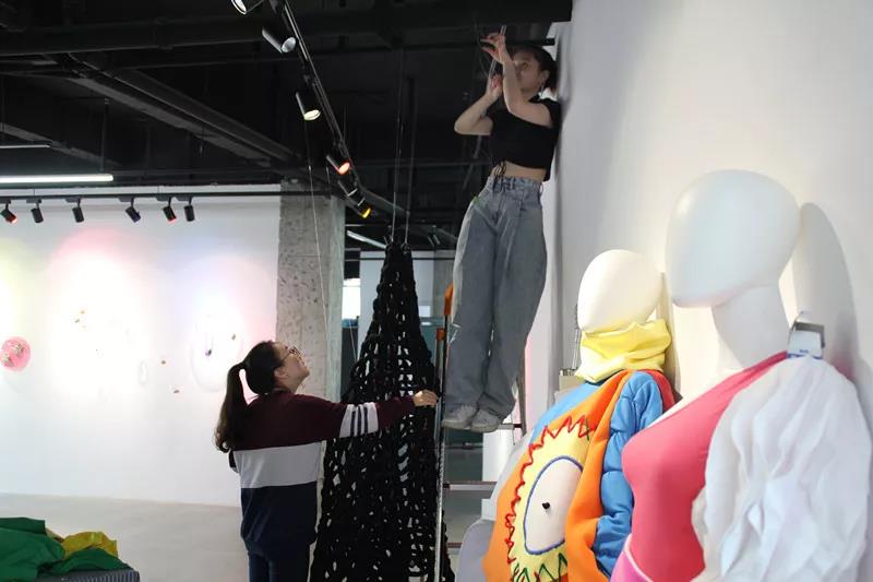 正在進(jìn)行最后布展的同學(xué)老師們