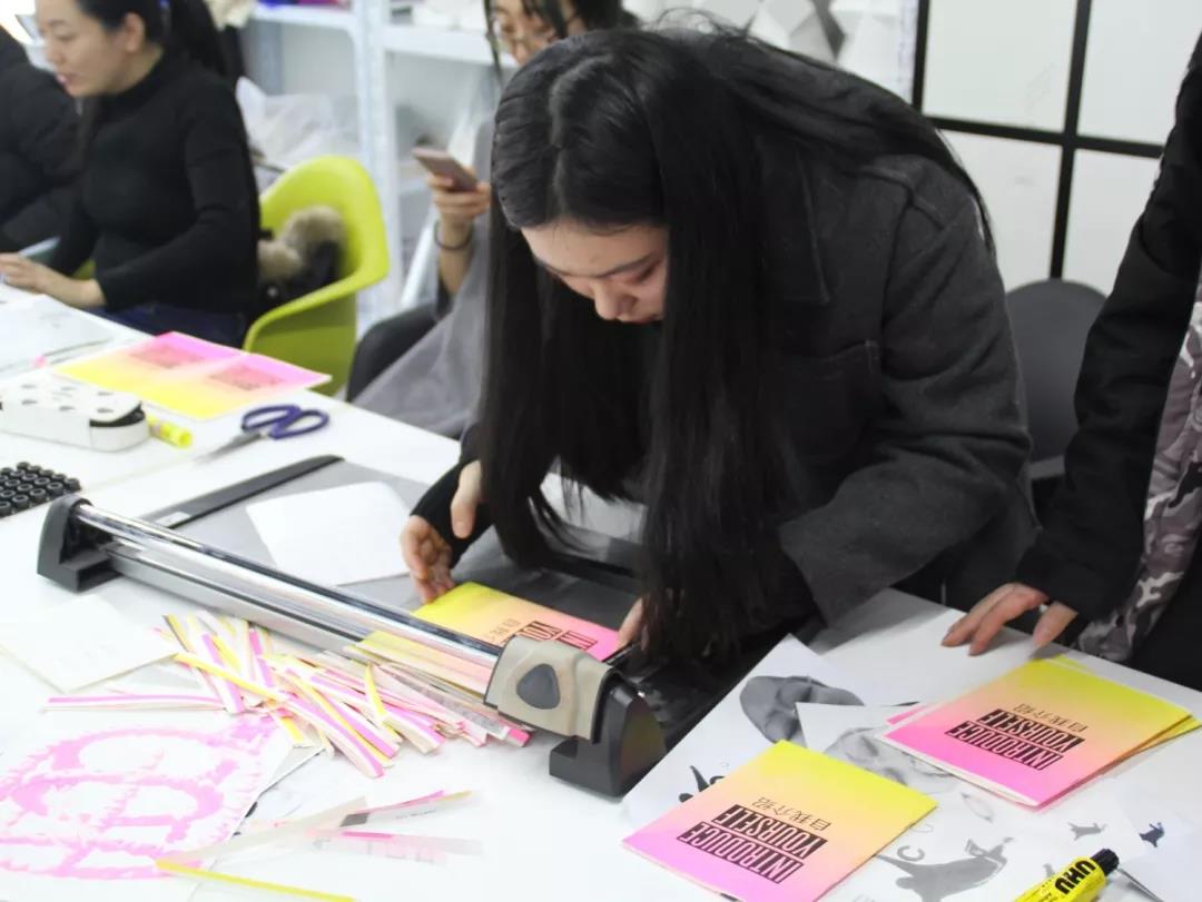 駐場藝術(shù)家Etta帶來Riso工作坊