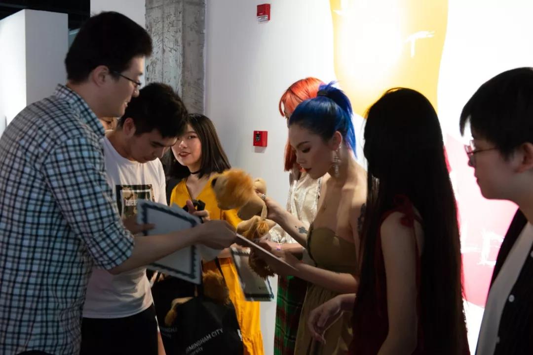 Mark先生為優(yōu)秀學(xué)生頒發(fā)BCU獎(jiǎng)學(xué)金