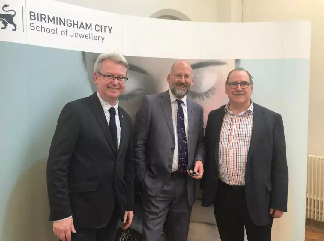 珠寶學(xué)院院長Stephen Bottomley與課程主管合影