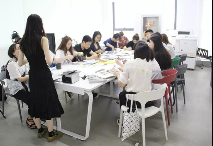 DanDan首先和大家講解了拼貼和孔版印刷各自的發展史