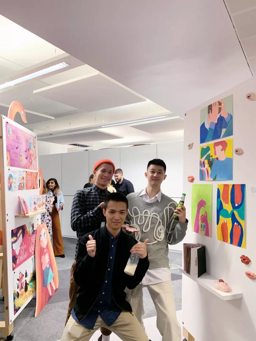 Dragon和同學們在畢業展上