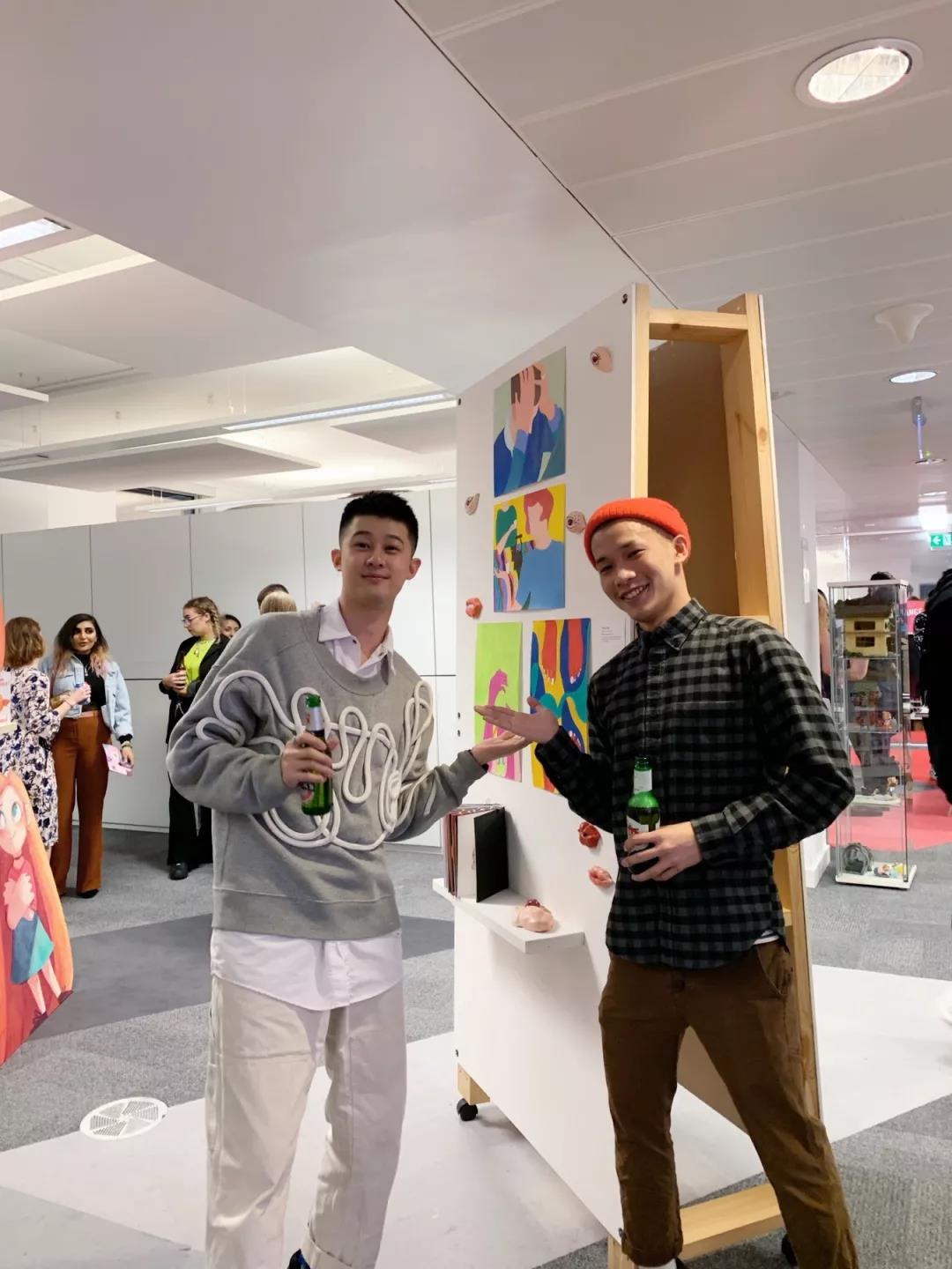 Dragon和同學們在畢業展上