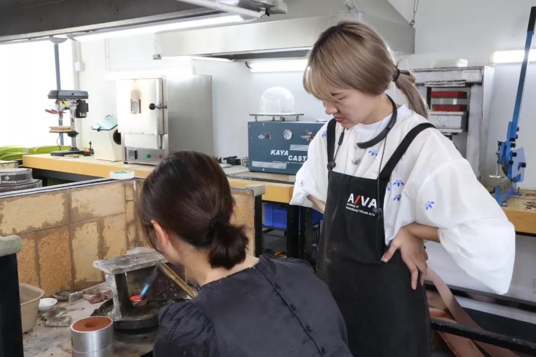 冷女士嘗試自己進行鑄造和鉅銼