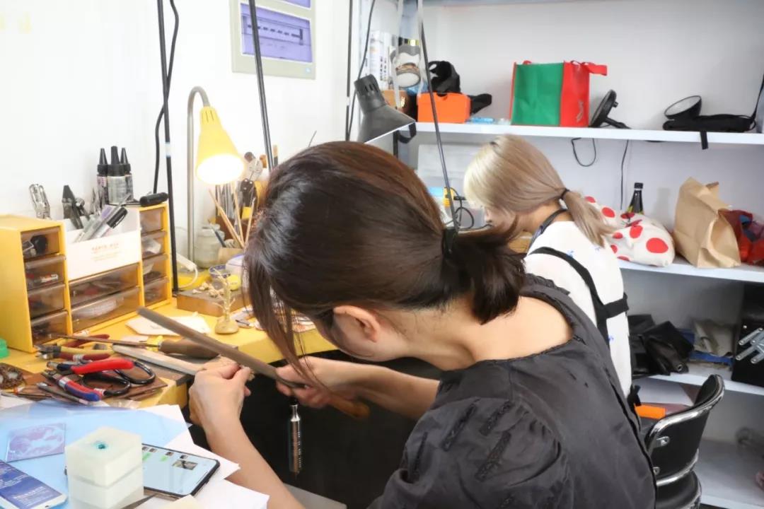 冷女士嘗試自己進行鑄造和鉅銼