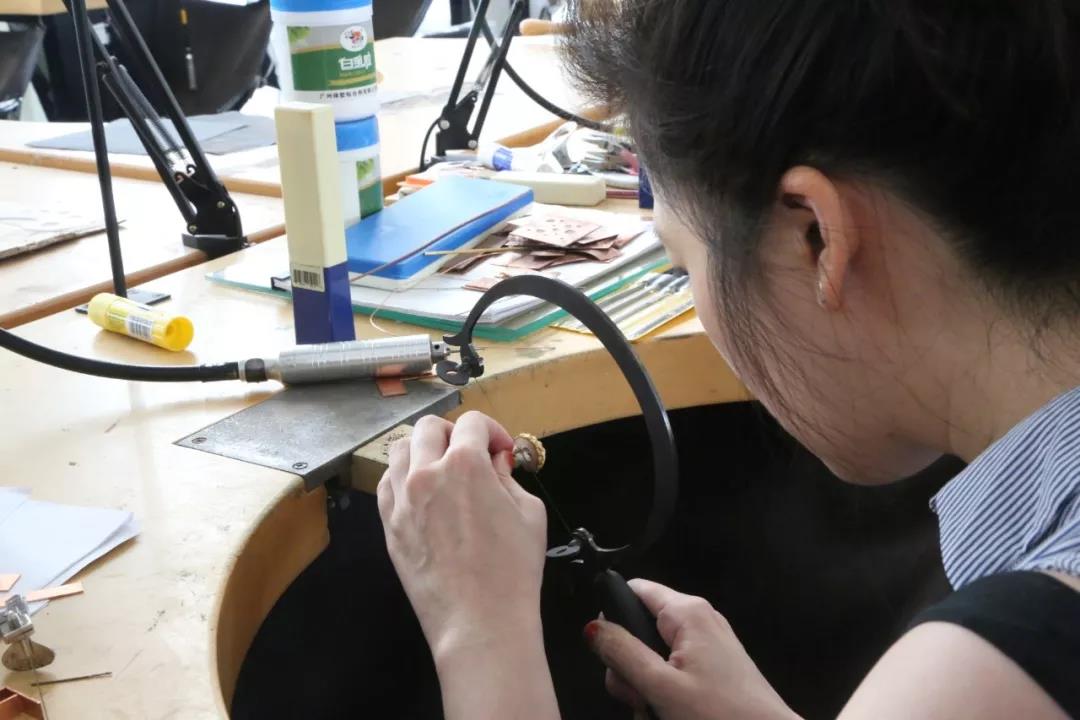 兩位正式學員正在鉅銼自己鑄造出的物件