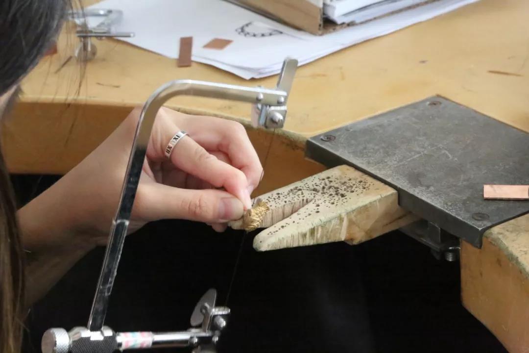 兩位正式學員正在鉅銼自己鑄造出的物件