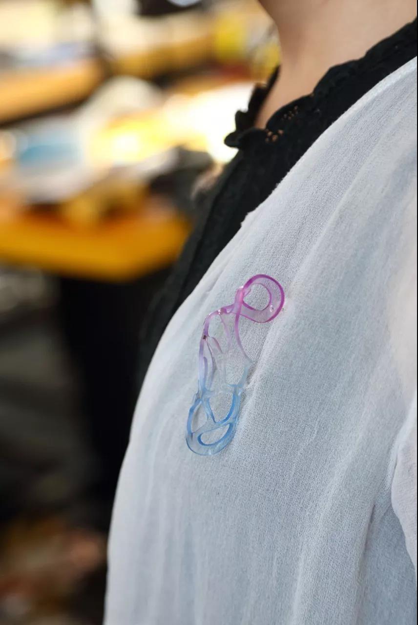 亞克力暈染首飾工坊成品佩戴圖