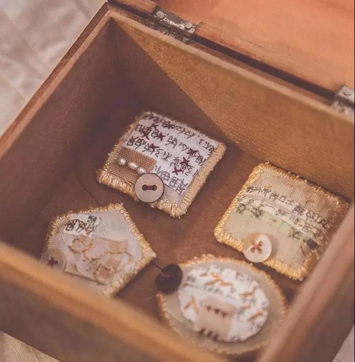 藝術家將日記編織成首飾