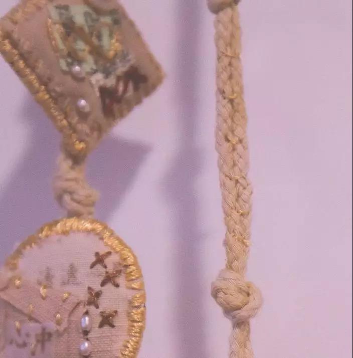 藝術家將日記編織成首飾