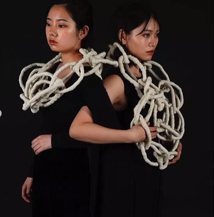 靈感來自東西方女性主義藝術的差異