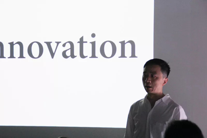 學(xué)術(shù)主持姜節(jié)泓教授用一個(gè)下午的時(shí)間和大家聊了聊關(guān)于&ldquo;創(chuàng)新&rdquo;以及&ldquo;藝術(shù)策展&rdquo;的話(huà)題