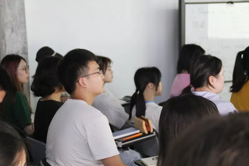 學(xué)術(shù)主持姜節(jié)泓教授用一個(gè)下午的時(shí)間和大家聊了聊關(guān)于&ldquo;創(chuàng)新&rdquo;以及&ldquo;藝術(shù)策展&rdquo;的話(huà)題