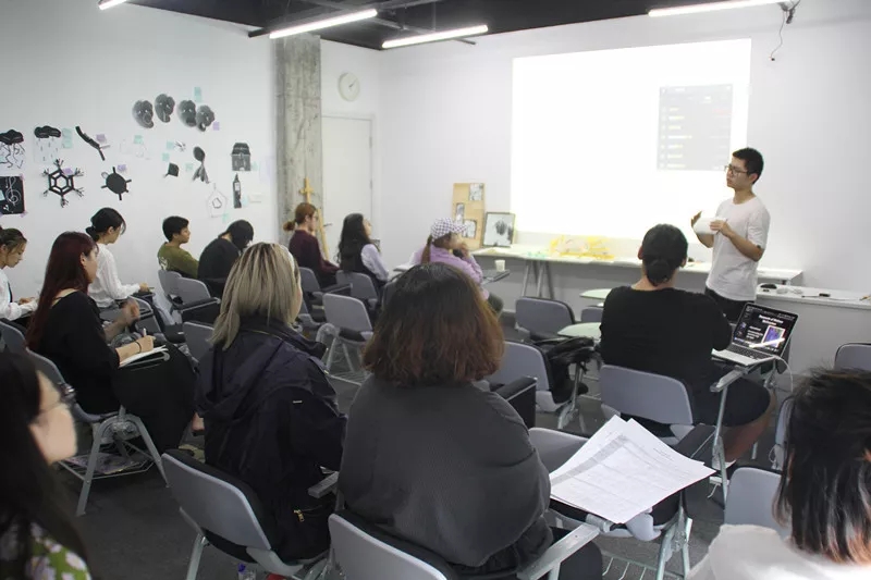 課堂：碩士預(yù)科學(xué)生第一次匯報(bào)演講