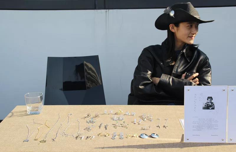 在AIVA最浪漫的頂樓天臺設立首飾、陶瓷、手作、插畫等近10個藝術攤位