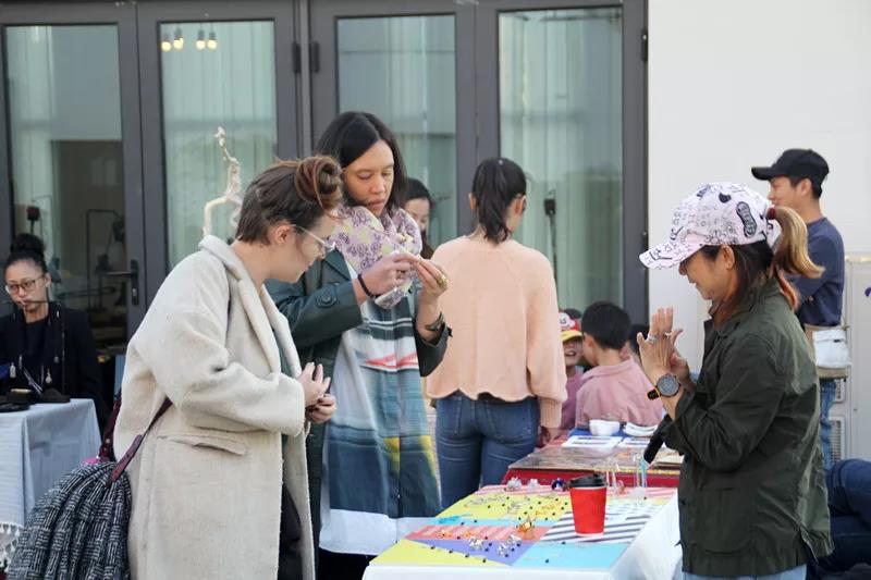在AIVA最浪漫的頂樓天臺設立首飾、陶瓷、手作、插畫等近10個藝術攤位