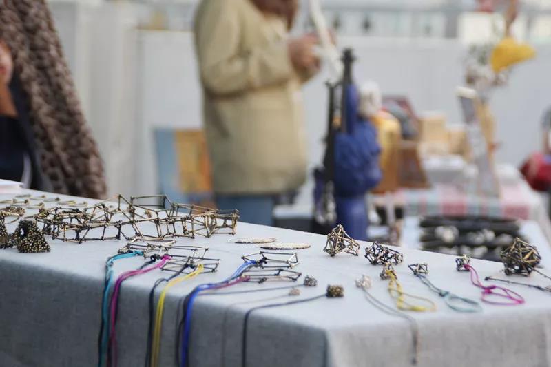 在AIVA最浪漫的頂樓天臺設立首飾、陶瓷、手作、插畫等近10個藝術攤位