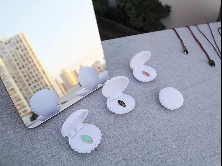 在AIVA最浪漫的頂樓天臺設立首飾、陶瓷、手作、插畫等近10個藝術攤位