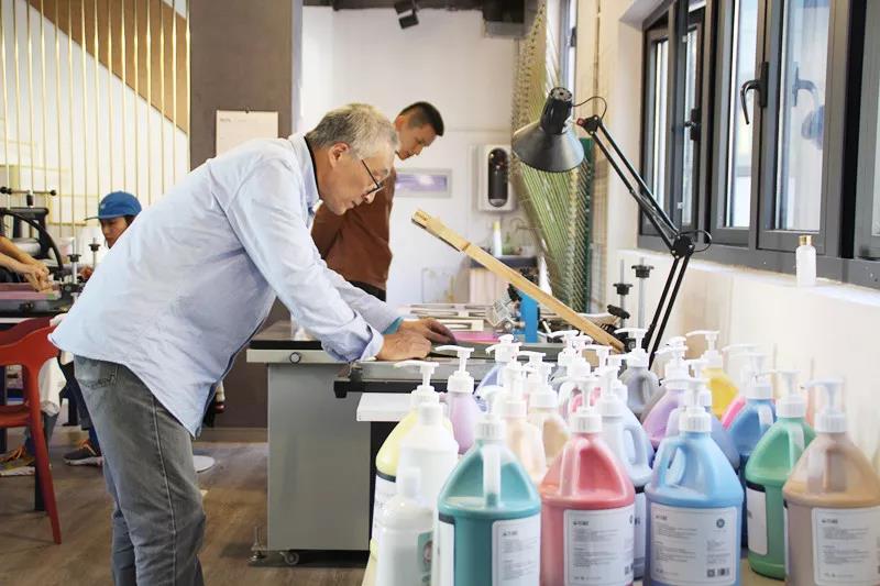 版畫工作室屋頂印畫也同時進行了一場有趣的絲網版畫工坊