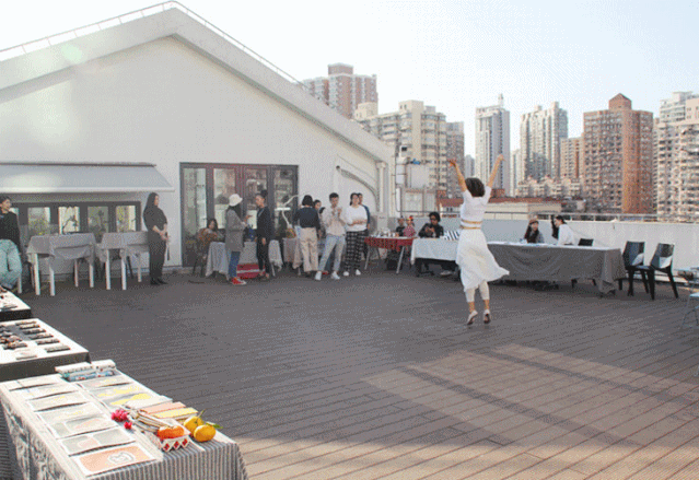 一位舞者以露臺為舞臺，用現代舞蹈