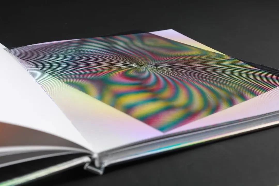 Yang Ye編纂的 《DECODING & ENCODING MOIRE》