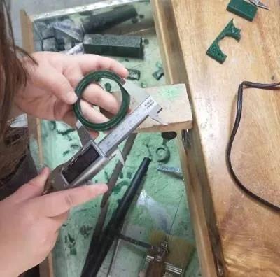 游標卡尺測量蠟鐲厚度