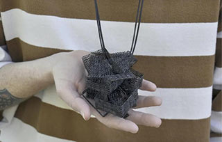 One World · II | 40位藝術家用首飾回應COVID-19